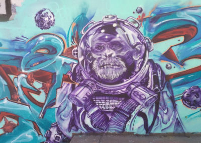 L'homme et le singe, création mural à la bombe de Damien Mazingue d'un singe dans une combinaison de spationaute