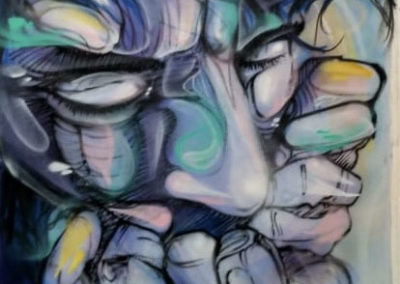 Peinture à la bombe sur toile représentant le visage graphique d'un homme yeux fermésposant les mains devant sa bouche