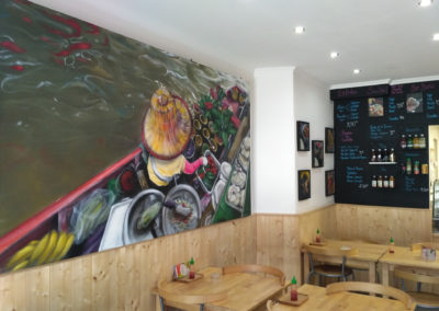 Fresque réalisée à la bombe par Damien Mazingue pour un restaurant des Hauts-de-France représantant un bateau restaurant en Asie
