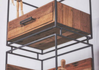 Meuble géométrique épuré et élégant créé par Damien Mazingue en métal et bois de bateau pour Kléo Design