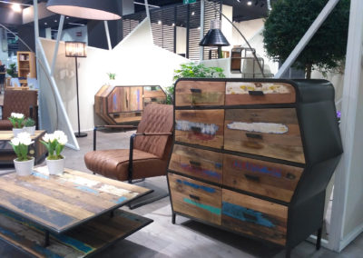 Mobilier d'intérieur avec table basse et commode en bois de bateau coloré créés par Damien Mazingue pour Kléo Design