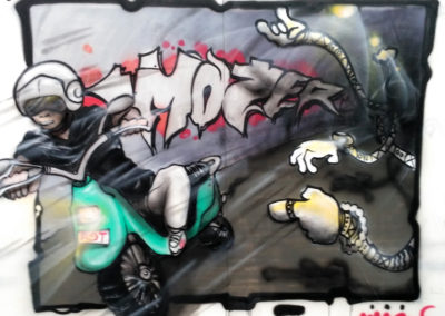 Graffiti by Mazer Restart Crew représentant un homme sur un scooter